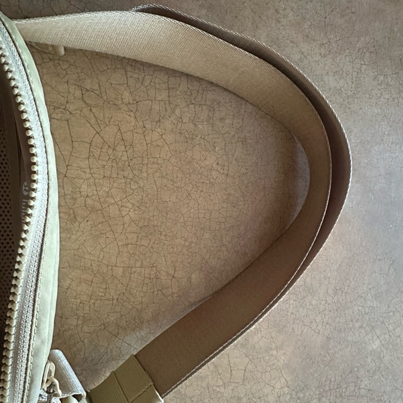 🍋 Lululemon 🍋Everywhere Belt Bag- Golden sand - Very Rare Color - Picture 9 of 11